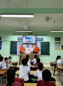 Thầy cô và học sinh Trường THCS Bình Thạnh trong buổi nhận Smart TV LG AI 2025 do FPT trao tặng