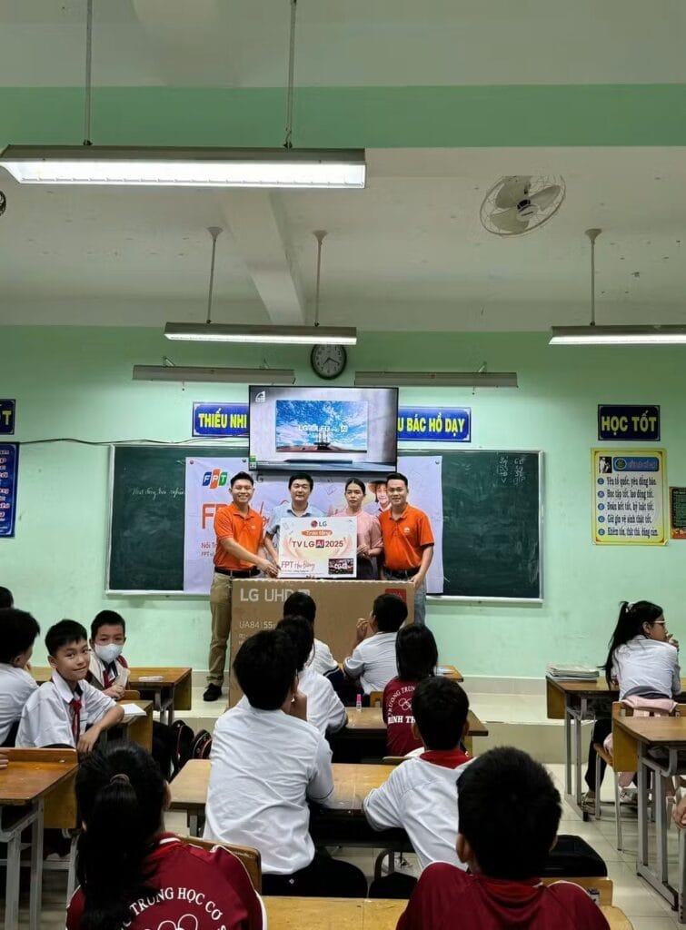 Thầy cô và học sinh Trường THCS Bình Thạnh trong buổi nhận Smart TV LG AI 2025 do FPT trao tặng